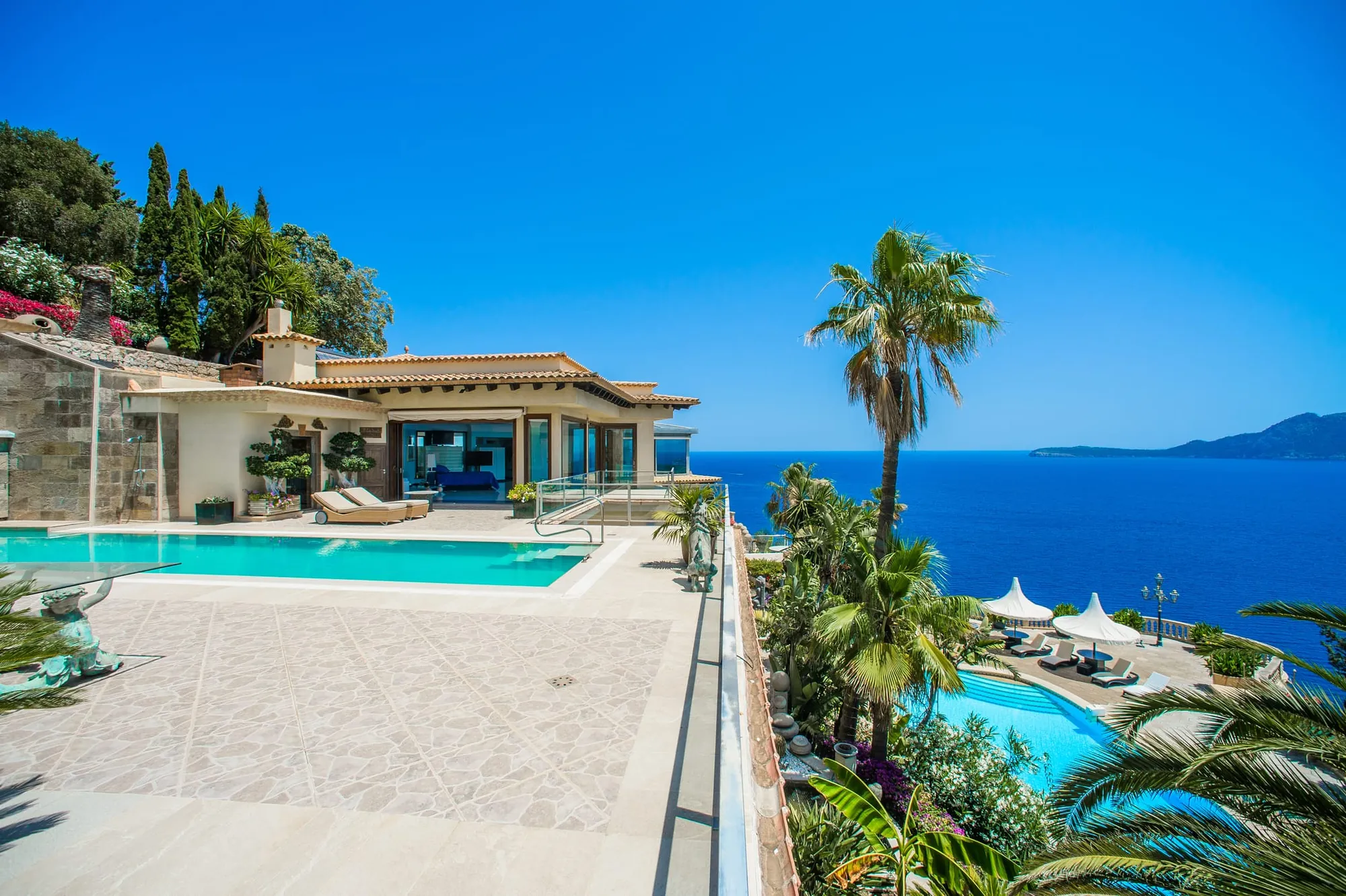 Villa with pool overlooking the sea